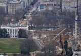Trump non molla sulla maxi sala da ballo: battaglia alla Corte Suprema