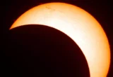 Eclissi solare del 12 agosto, l’allarme degli esperti: «Gli occhiali da sole non bastano»