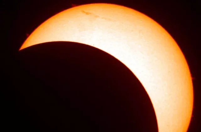 Eclissi solare del 12 agosto, l’allarme degli esperti: «Gli occhiali da sole non bastano»