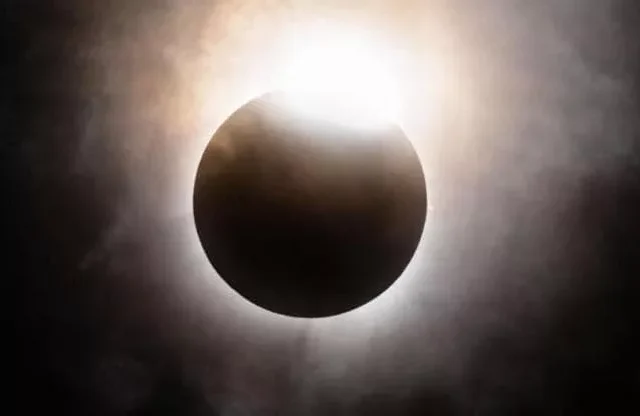 Eclissi di Sole, oggi lo spettacolo nei cieli: a Bologna copertura oltre il 90%