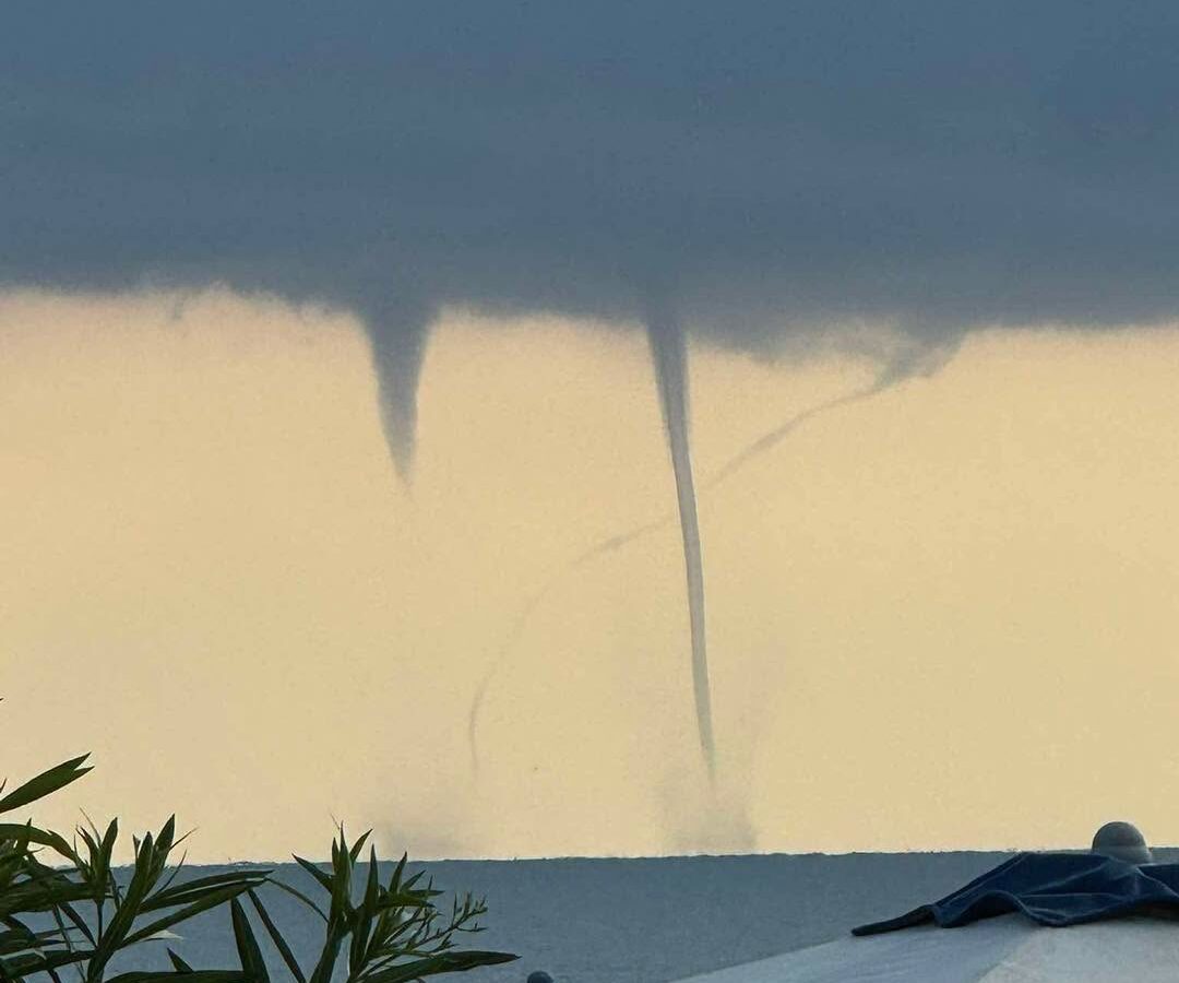 Trombe marine al largo tra Riccione e Cattolica: lo spettacolo in mare questa mattina