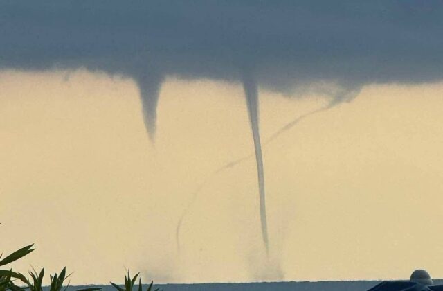 Trombe marine al largo tra Riccione e Cattolica: lo spettacolo in mare questa mattina