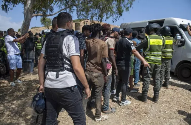 Ceuta, il Marocco ferma centinaia di migranti prima del confine