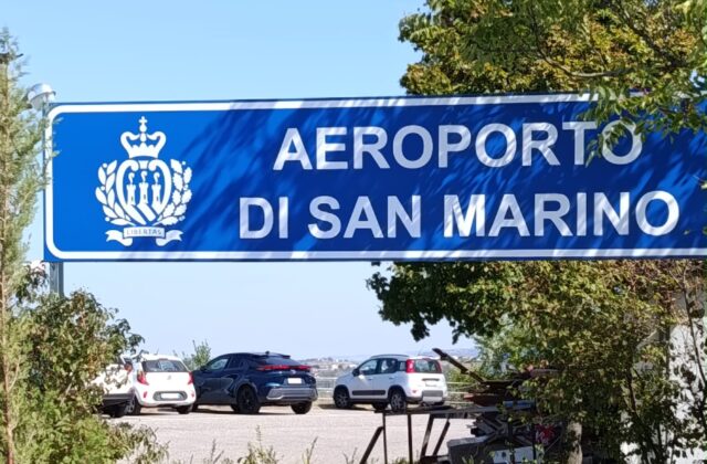 «Aeroporto di San Marino», spunta il cartello e scoppia il caso: «Ma Torraccia è un’aviosuperficie»