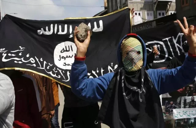 Terrorismo, arrestato un 16enne nel Comasco: accusato di propaganda per l’Isis