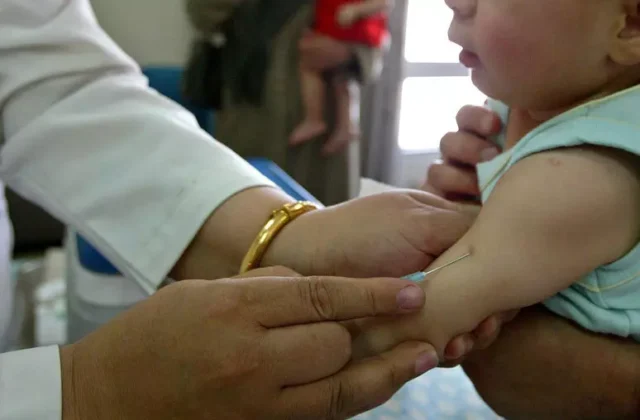 Vaccini pediatrici, Trump riduce le raccomandazioni: è scontro con i medici