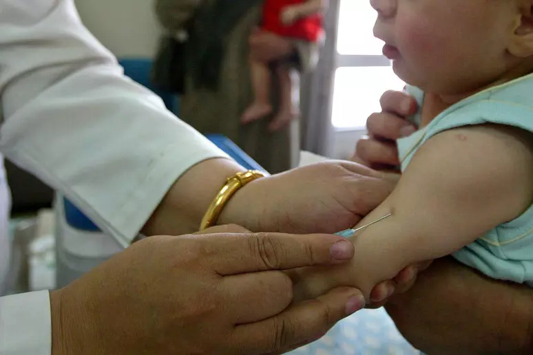 Vaccini pediatrici, Trump riduce le raccomandazioni: è scontro con i medici