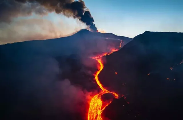 Etna, aeroporto di Catania fermo: voli sospesi fino a domani