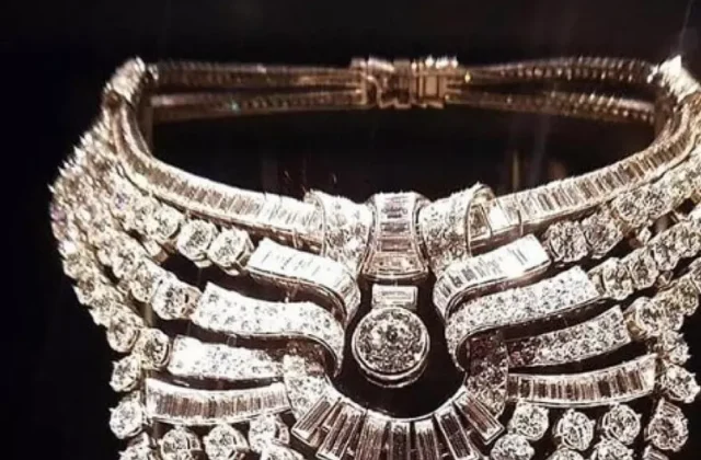 Entrano al museo da turisti e rubano il collier della regina: bottino da 3,7 milioni
