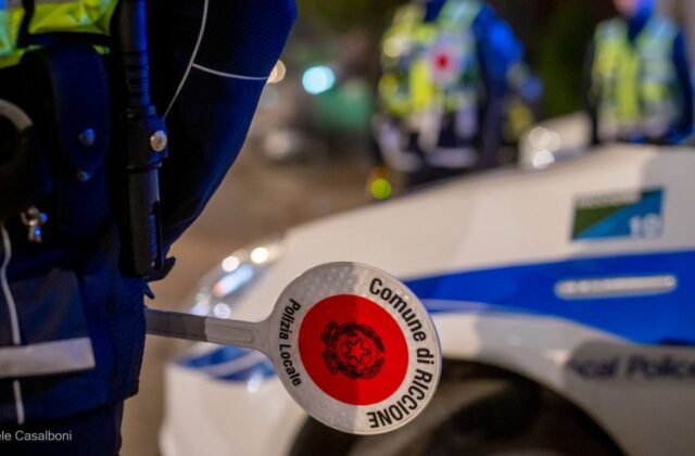 Feste da ballo senza licenza sulla spiaggia: scatta lo stop per il locale di Riccione