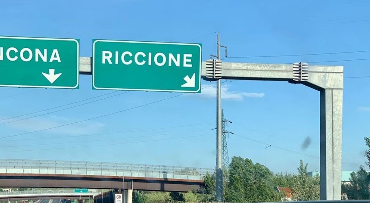 Tragedia in A14, muore motociclista: grave la donna che viaggiava con lui