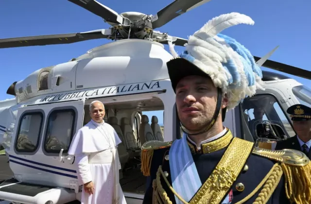 Papa Leone XIV al Meeting di Rimini, l’abbraccio della Fiera e la visita alla mostra su Sant’Agostino