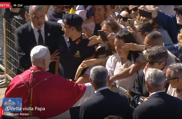Strette di mano, applausi e cori: l’abbraccio di San Marino a Papa Leone XIV