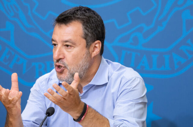 Meeting di Rimini, stretta di mano tra Salvini e Fontana al padiglione del Mit