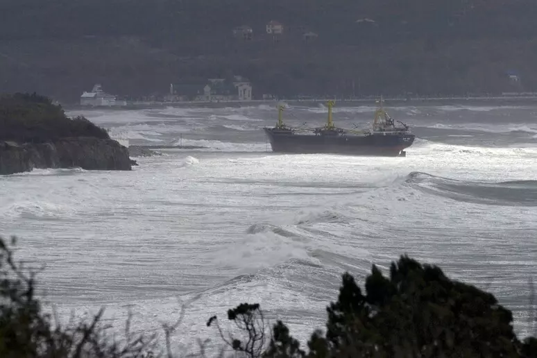 Notte di esplosioni nel porto russo di Novorossiysk: attacco con droni, ci sono vittime