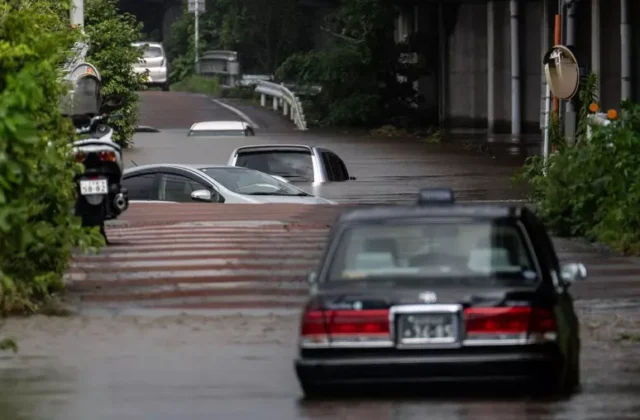 Giappone travolto dalle piogge record: sei morti, evacuazioni e caos a Narita