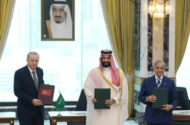 Turchia, Arabia Saudita e Pakistan firmano un patto di difesa: “Un attacco a uno sarà un attacco a tutti”