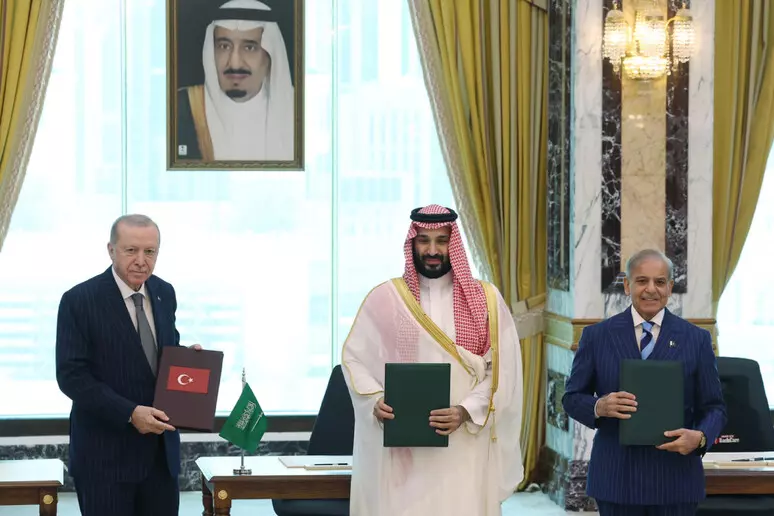 Turchia, Arabia Saudita e Pakistan firmano un patto di difesa: “Un attacco a uno sarà un attacco a tutti”