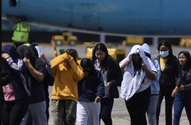 Gli Usa spediscono i migranti in Liberia: alcuni si rifiutano di scendere dall’aereo