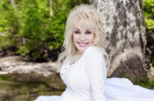 Gli Stati Uniti piangono Dolly Parton: bandiere a mezz’asta e fan in lacrime per la regina del country