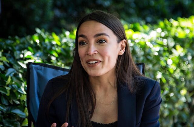 Ocasio-Cortez torna nei Democratic Socialists of America: nuova tessera dopo sette anni