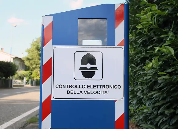 Sicurezza davanti alle scuole, il Governo replica: “Autovelox approvato, sarà installato”