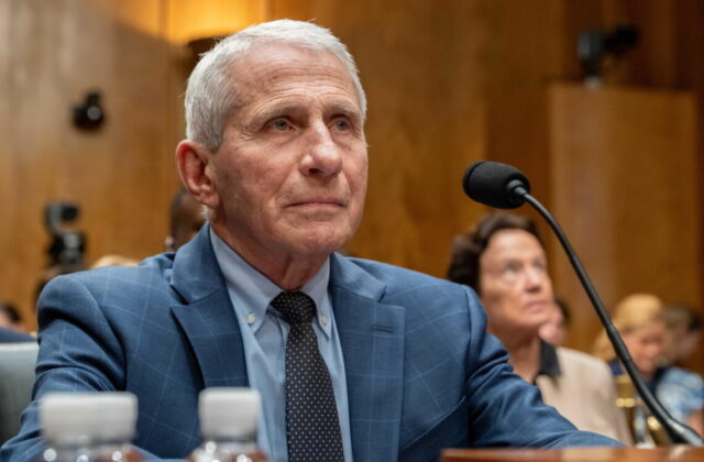 Fauci nel mirino del Senato Usa: acquisito il cellulare usato durante la pandemia