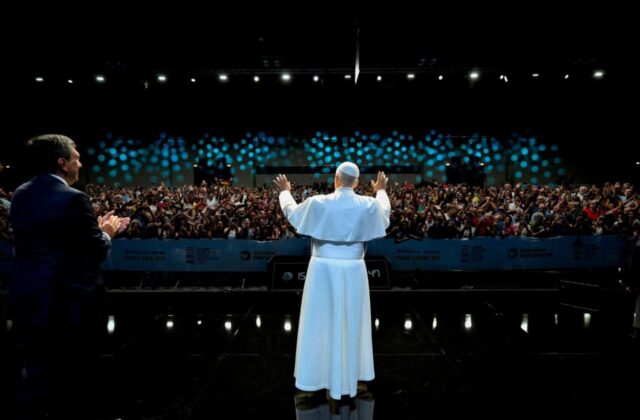 Leone XIV al Meeting: «È l’ora della responsabilità, disarmiamo la cultura della potenza»