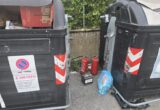 Estintori abbandonati accanto ai cassonetti a Borgo Maggiore: sono rifiuti speciali, hanno un numero di matricola e quel numero racconta a chi erano affidati