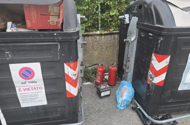 Estintori abbandonati accanto ai cassonetti a Borgo Maggiore: sono rifiuti speciali, hanno un numero di matricola e quel numero racconta a chi erano affidati