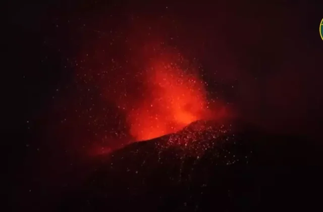 Etna, nube vulcanica sui cieli di Catania: stop agli atterraggi fino alle 19