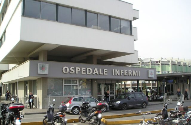 Bimbo rischia di annegare in piscina, notte in terapia intensiva: condizioni stabili