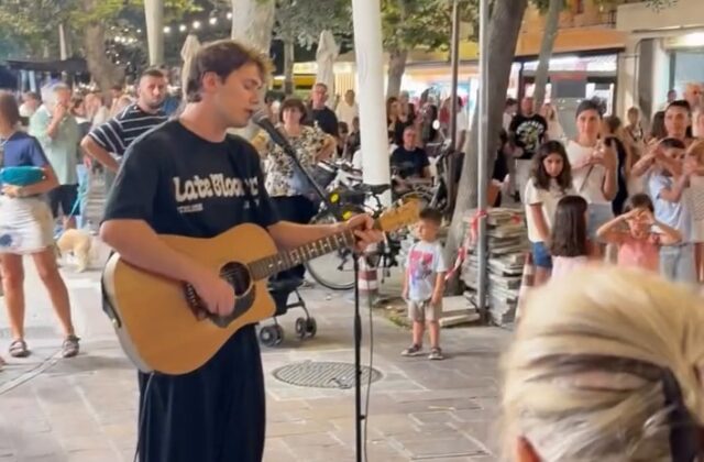 Artista di strada insultato a Misano, i passanti si schierano con lui