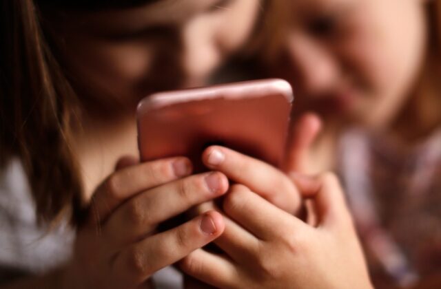 Ban on smartphones under 14: citizens’ petition heads to Grand Council