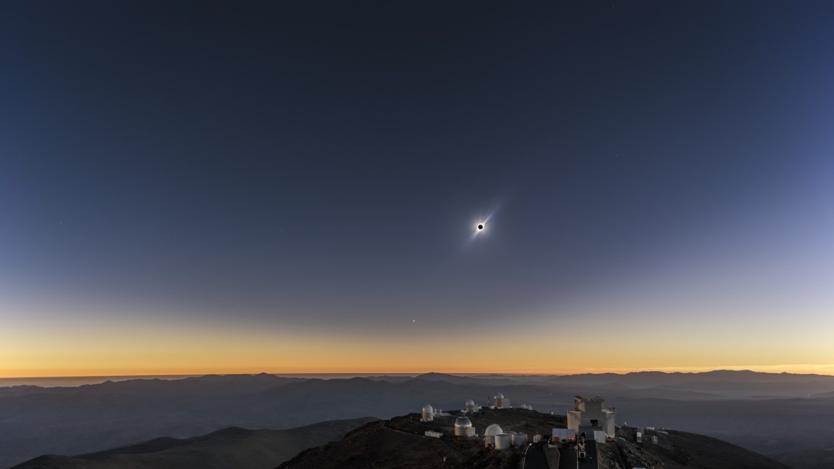Eclissi e stelle cadenti, il 12 agosto doppio spettacolo nel cielo. Cosa c’è da sapere