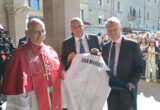 Papa Leone XIV riceve la divisa del San Marino Team