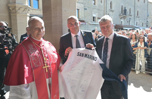 Papa Leone XIV riceve la divisa del San Marino Team