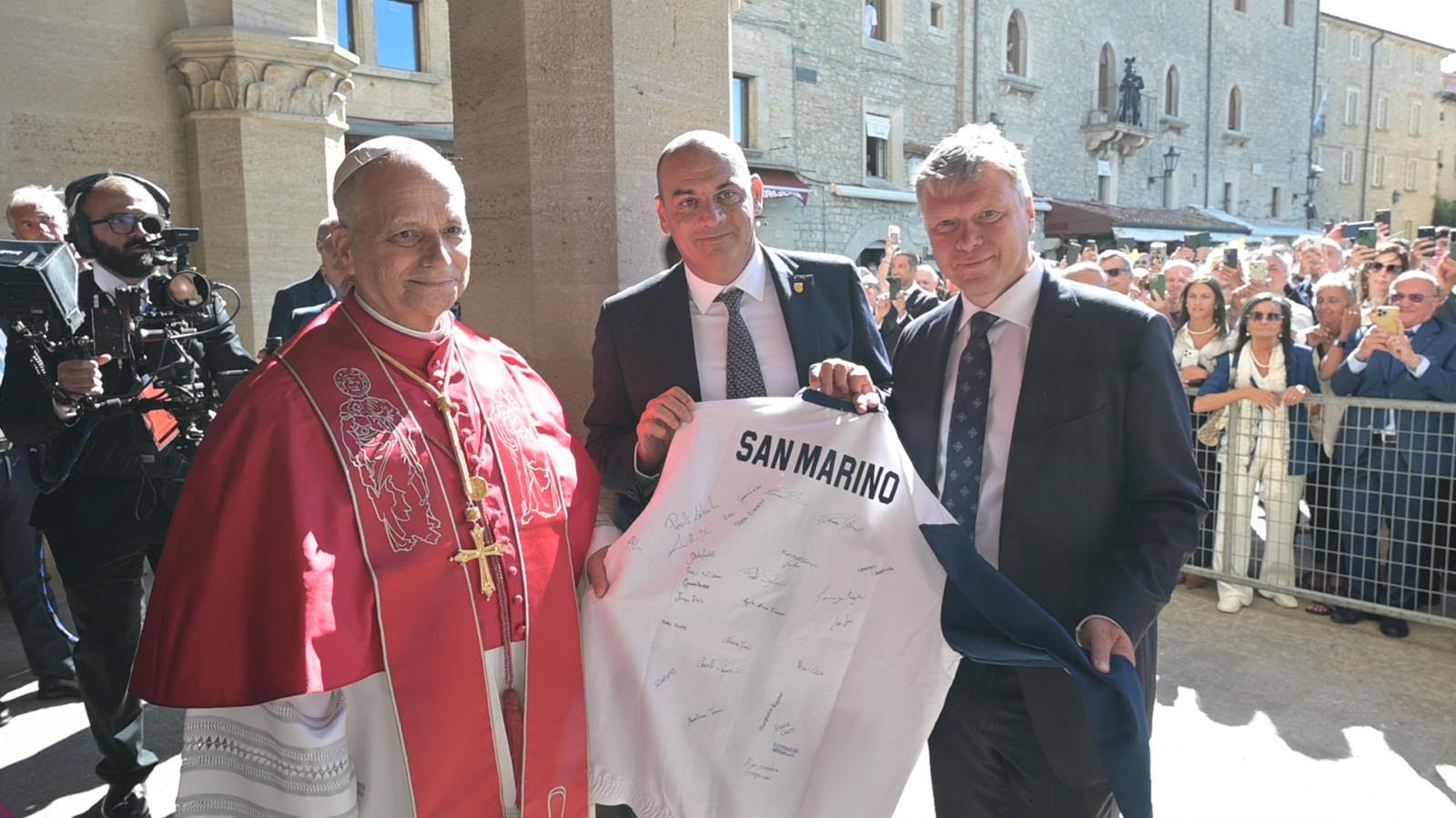 Papa Leone XIV riceve la divisa del San Marino Team