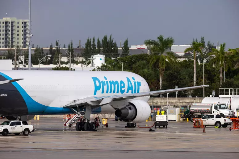 Miami, aereo cargo finisce fuori pista: cinque morti e cinque feriti