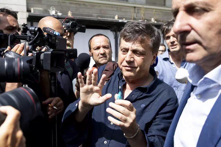 Lavitola, i legali: «Sta bene, nessun segno di percosse»