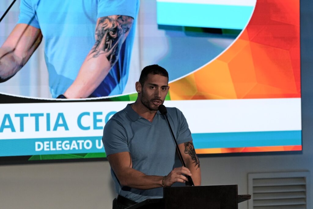 Al congresso USL, nella mattinata degli ospiti internazionali, il momento più forte arriva da casa: Mattia Ceccoli commuove la sala con la sua battaglia per tornare in servizio e Francesca Busignani gli risponde con un fuori programma