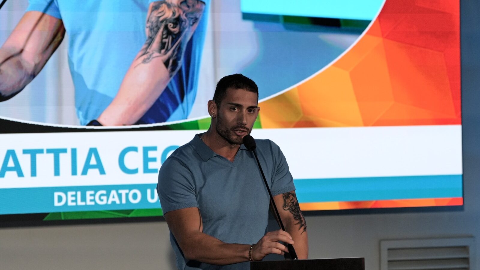 Al congresso USL, nella mattinata degli ospiti internazionali, il momento più forte arriva da casa: Mattia Ceccoli commuove la sala con la sua battaglia per tornare in servizio e Francesca Busignani gli risponde con un fuori programma