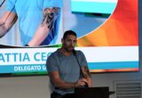 Al congresso USL, nella mattinata degli ospiti internazionali, il momento più forte arriva da casa: Mattia Ceccoli commuove la sala con la sua battaglia per tornare in servizio e Francesca Busignani gli risponde con un fuori programma