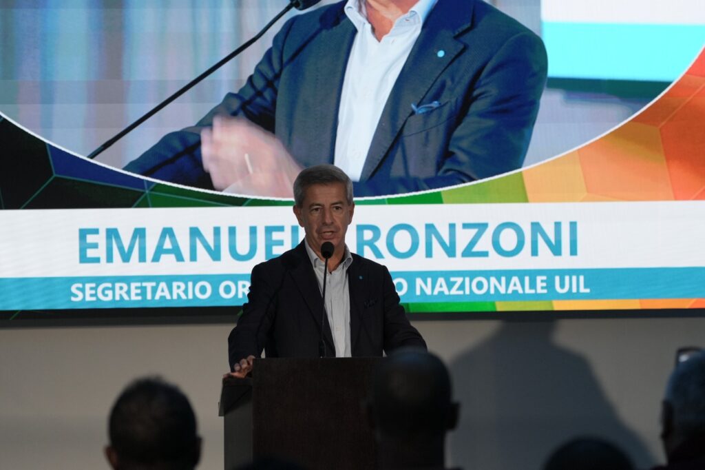 Al congresso USL, nella mattinata degli ospiti internazionali, il momento più forte arriva da casa: Mattia Ceccoli commuove la sala con la sua battaglia per tornare in servizio e Francesca Busignani gli risponde con un fuori programma