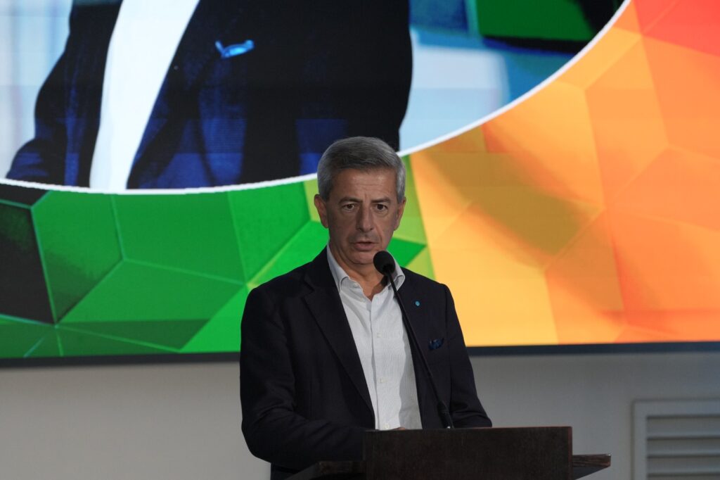 Al congresso USL, nella mattinata degli ospiti internazionali, il momento più forte arriva da casa: Mattia Ceccoli commuove la sala con la sua battaglia per tornare in servizio e Francesca Busignani gli risponde con un fuori programma