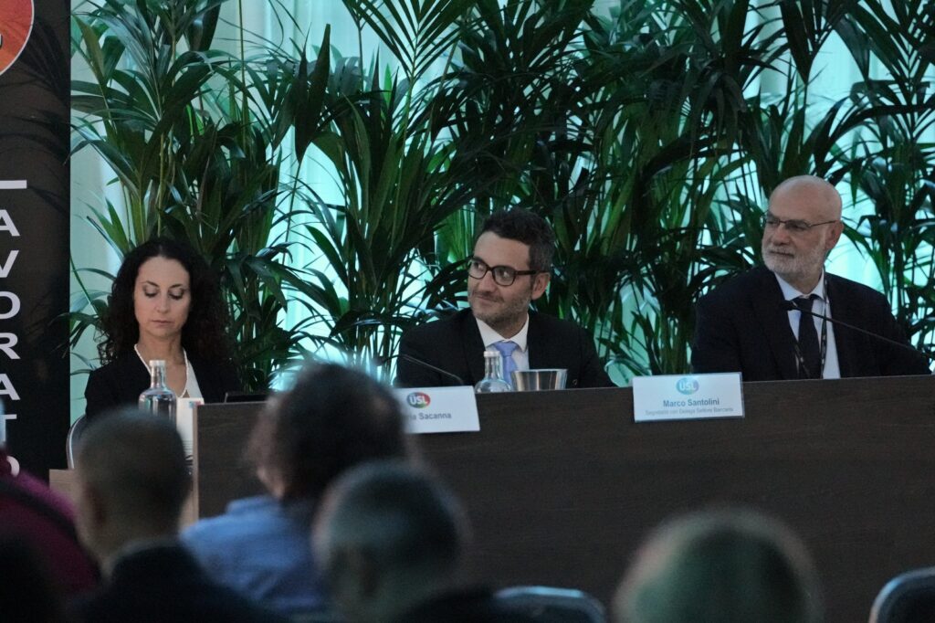 Al congresso USL, nella mattinata degli ospiti internazionali, il momento più forte arriva da casa: Mattia Ceccoli commuove la sala con la sua battaglia per tornare in servizio e Francesca Busignani gli risponde con un fuori programma