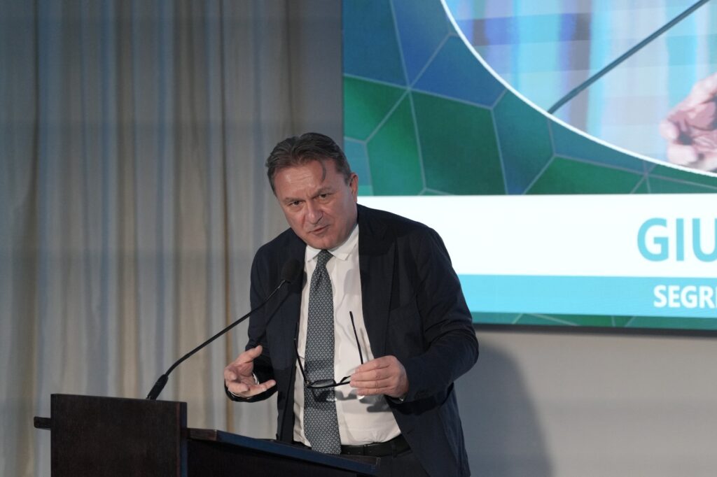 Al congresso USL, nella mattinata degli ospiti internazionali, il momento più forte arriva da casa: Mattia Ceccoli commuove la sala con la sua battaglia per tornare in servizio e Francesca Busignani gli risponde con un fuori programma
