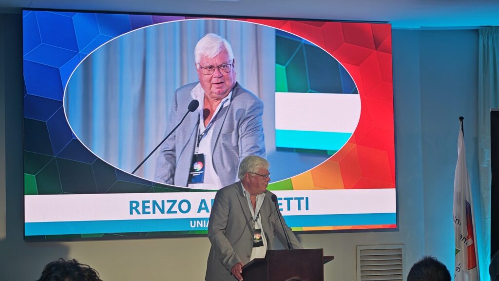 Al congresso USL, nella mattinata degli ospiti internazionali, il momento più forte arriva da casa: Mattia Ceccoli commuove la sala con la sua battaglia per tornare in servizio e Francesca Busignani gli risponde con un fuori programma