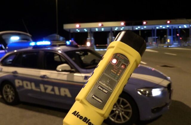 Beccato al volante dopo aver bevuto, chiama la cugina: positiva all’alcoltest pure lei