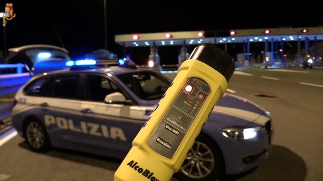 Beccato al volante dopo aver bevuto, chiama la cugina: positiva all’alcoltest pure lei